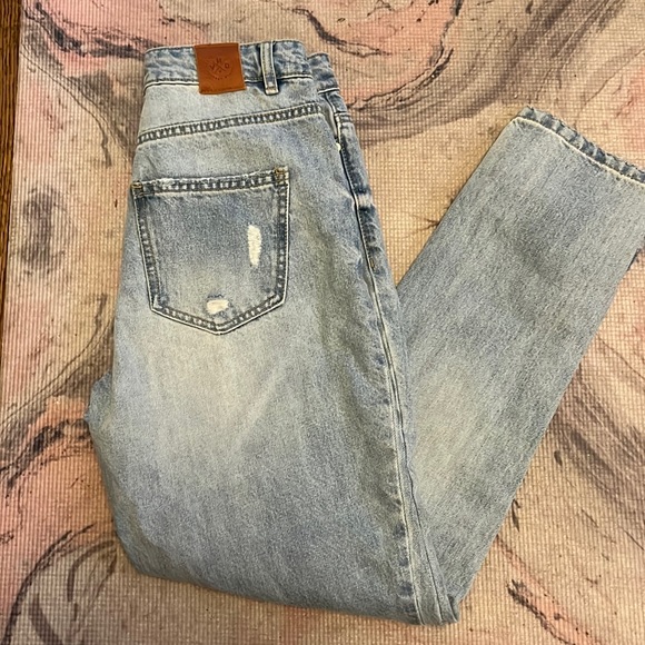 Vero Moda High Rise Mom Ankle Jeans - Picture 2 of 5